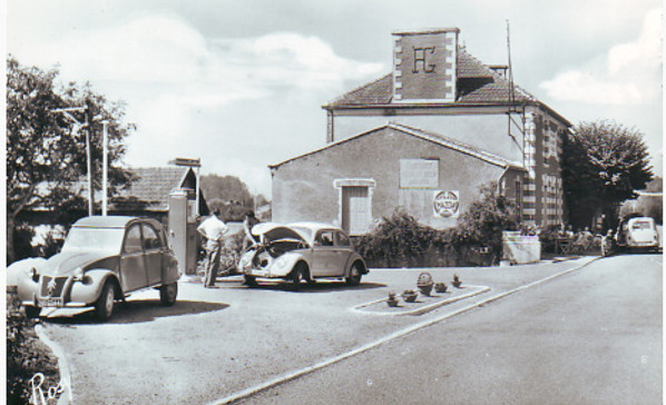 L'accès au réservoir est encore très souvent situés sous le capot de la voiture. Et il ne faut pas se tromper ! Notre traction a été remplacée par une 2CV. 