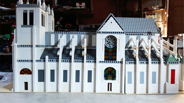 La cathédrale de Nantes, de profil, en Lego, par Yves-Bernard Gasztowtt