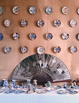 Mur de porcelaines d'Yves-Bernard Gasztowtt