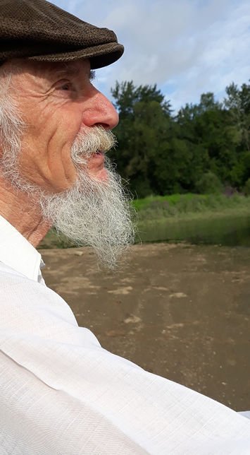 Yves-Bernard Gasztowtt, vu de profil sur fond de campagne