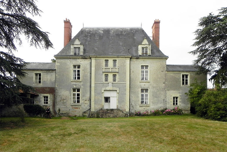 La façade arrière du château de la Mazure, en 2011
