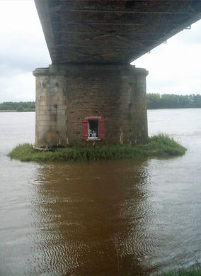 Les Ponts de Mauves : Trompe l'œil sur la 1ère pile coté Mauves