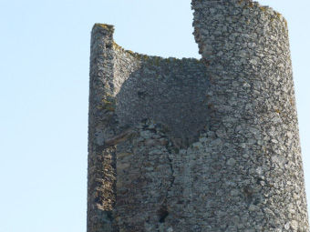 Sommet de la tour éventré par un obus