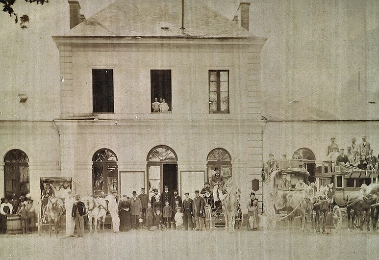Les diligences attendent les voyageurs à la gare de Mauves.