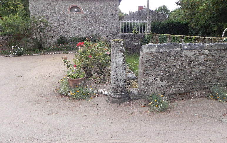Une colonne romaine près de l'entrée, en 2011