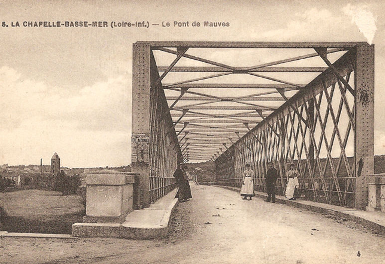 1882 : Les Ponts de Mauves vont changer la vie locale, notamment l'accès à la gare de Mauves. Petit détail sur cette photo : le moulin de Trompe-Souris a encore son toit.