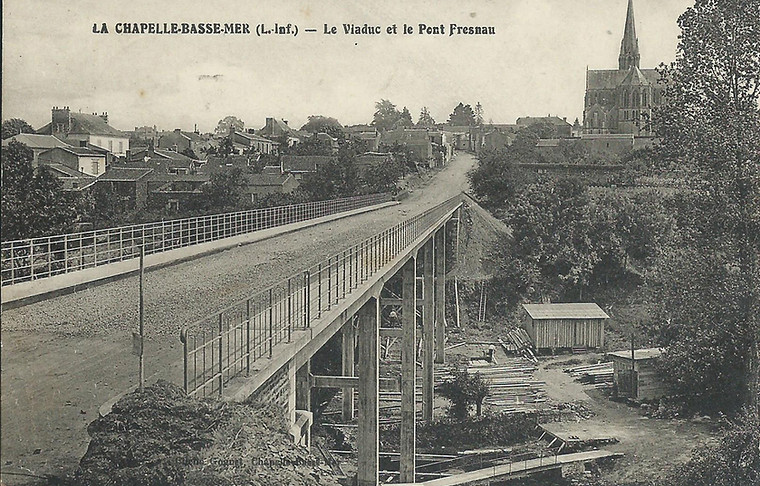 1933 : le viaduc est terminé. Les étais démontés, le chantier se termine avant l'inauguration