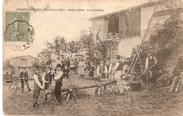 Village de St Simon : les sabotiers en pleine actionSt Simon Sabotiers