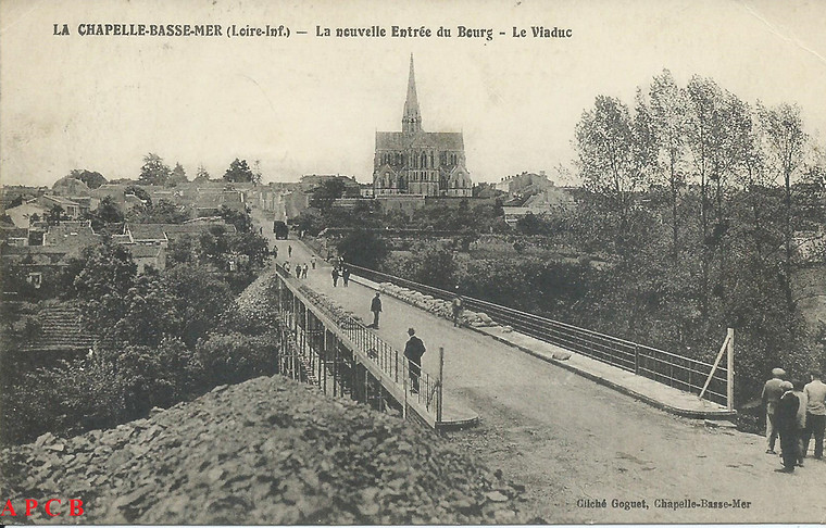 1933 : le viaduc sera bientôt terminé. Des passants curieux, les étais sont encore en place