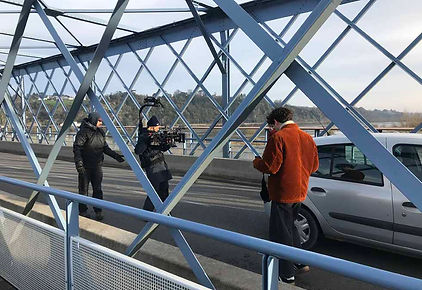 Le tournage en pleine action. A la fois le pont lui-même et la vue sur la Loire inspirent les réalisateurs...
