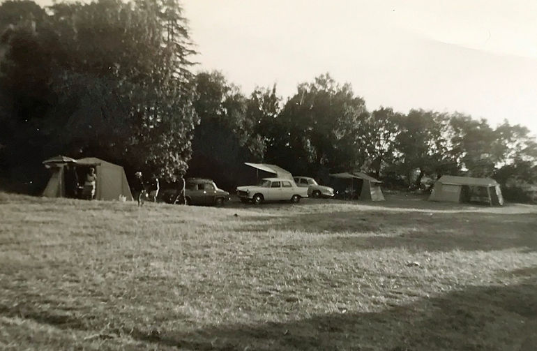 En été, on cherche l'ombre... Une vue du camping avec Dauphine, 404 et Dyna Panhard, ce sont bien les années 60