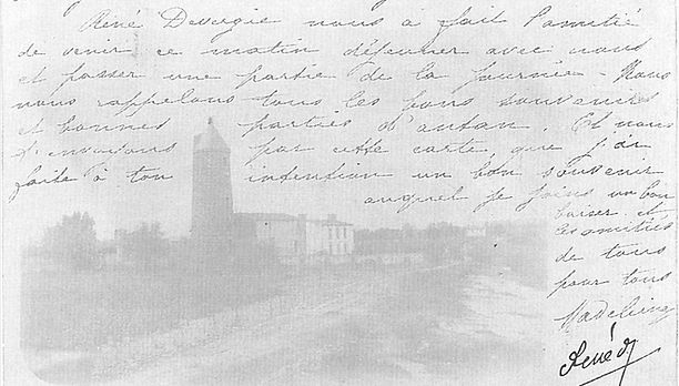 Photo carte postale  de 1902. On aperçoit le moulin ses dépendances et la maison d’habitation. Il n’y a pas d’ailes à la tour.