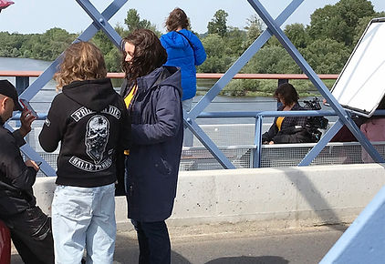 Au premier plan, la doublure de Lola Dewaere, mêmes cheveux, même pull, même manteau, ça sent l'action...