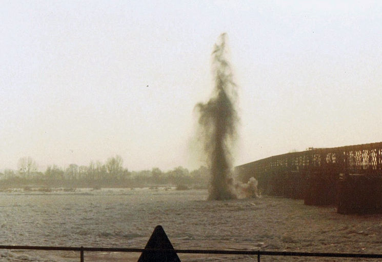 Dynamitage par le Génie d'Angers en 1985 des glaces, qui risquaient d'endommager les piles du pont