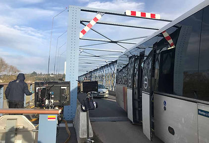 Ecrans de contrôles installés sur la passerelle
