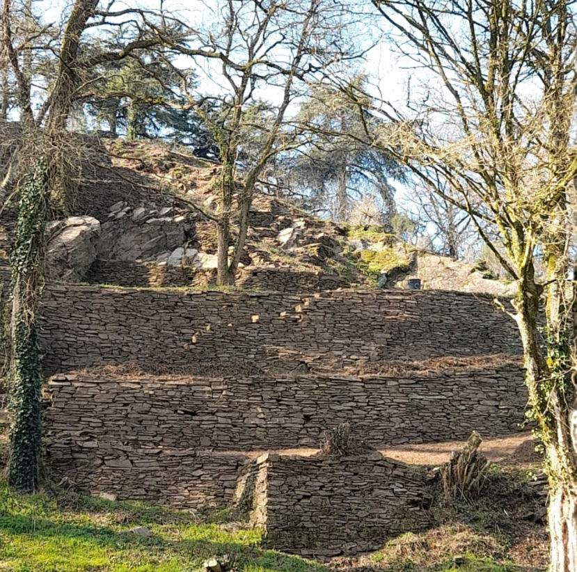 Vue d'ensemble des terrasses à midi après nettoyage