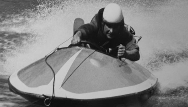 Pilote de hors-bord en compétition sur la Loire, en pleine action !