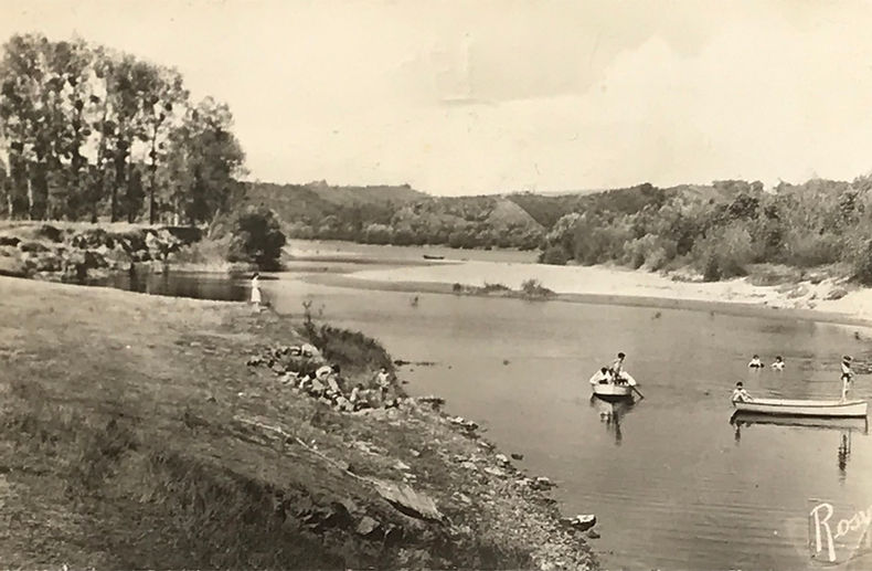 plage de la Boire d'Anjou : Pour les enfants, il suffit de sortir du pré pour accéder aux plaisirs de la baignade ou de la navigation dans ce bras d’eau sans danger.