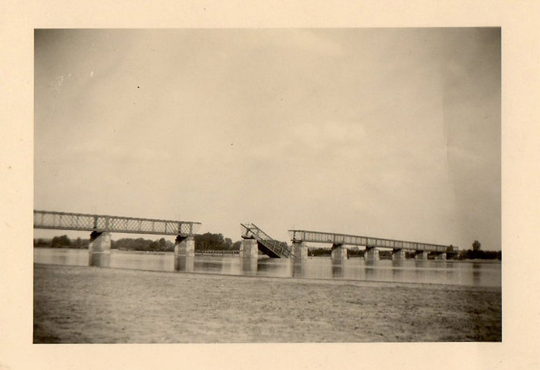 Les Ponts de Mauves : Autre vue du pont détruit en 1940 par les Français