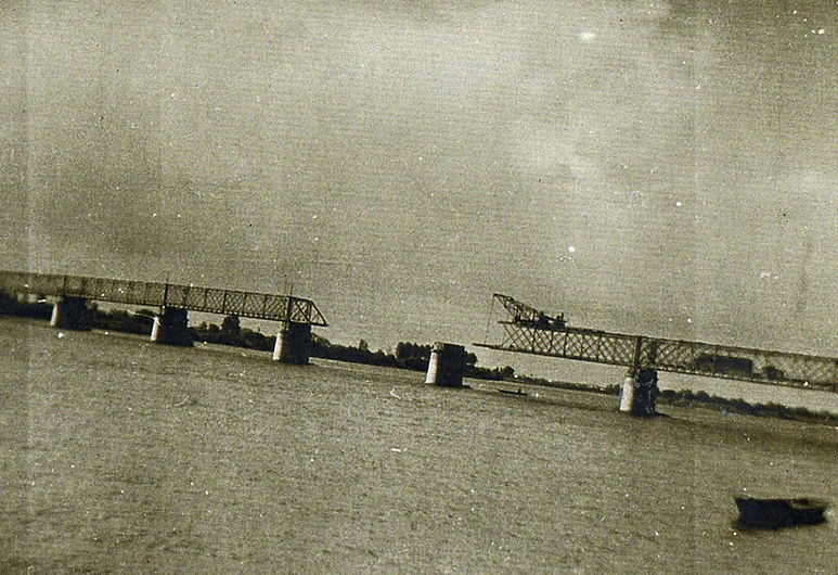 Pont en cours de réparation par les Français, en 1947