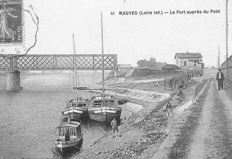 Pont de Mauves : Le port de Mauves aux environs de 1910 - Au fond, à droite, la maison du garde-barrière