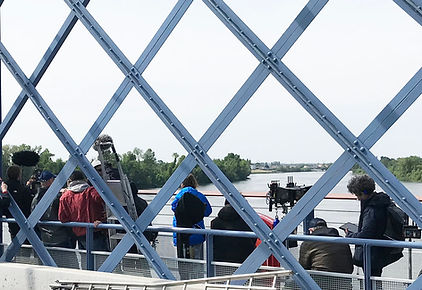 L'équipe du tournage sur la passerelle, le cadreur prépare sa caméra...