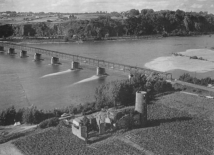 Vue aérienne du moulin vers 1960. On aperçoit les dépendances et la maison d’habitation en partie détruites  
