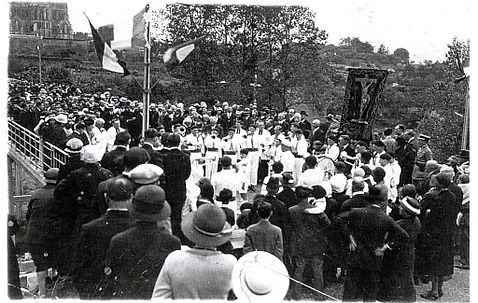 11 juin 1933 : après l'inauguration, la bénédiction du pont
