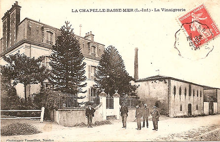 Carte postale ancienne de la distillerie et la vinaigrerie au début du siècle
