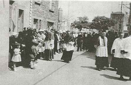 Confirmation, 11 Juin 1953, rue du Calvaire, dans le fond l'ilot Rabelais aujourd'hui détruit