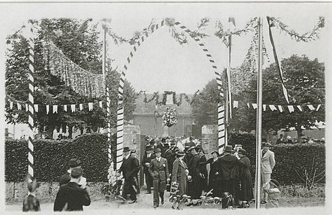 Confirmation, 17 Juin 1937, rue des Gringalets, devant l'entrée du cinéma Jeanne d'Arc