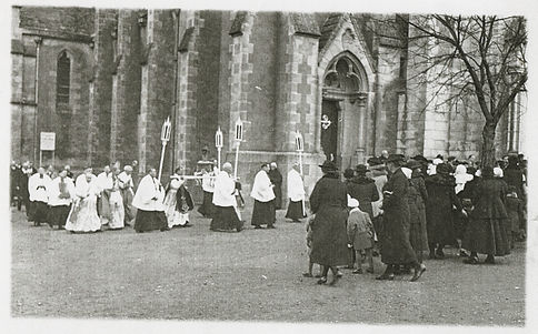 Consécration de l'église, 3 Avril 1938, devant l'église Notre-Dame de l'Assomption