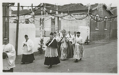  Consécration de l'église, 3 Avril 1938, rue des Gringalets devant la Maison Hospitalière