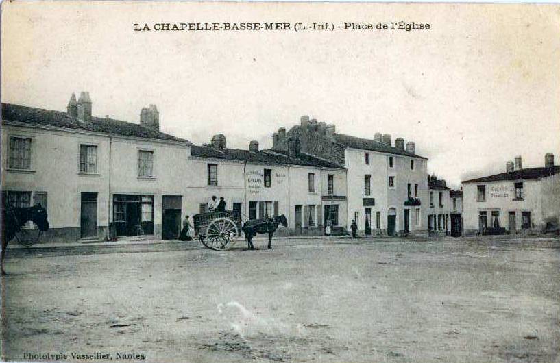 Place de l'église de la Chapelle Basse-Mer