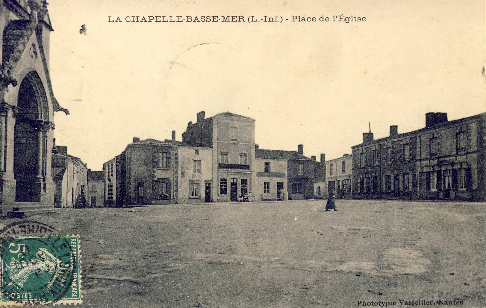 Place de l'église de la Chapelle Basse-Mer