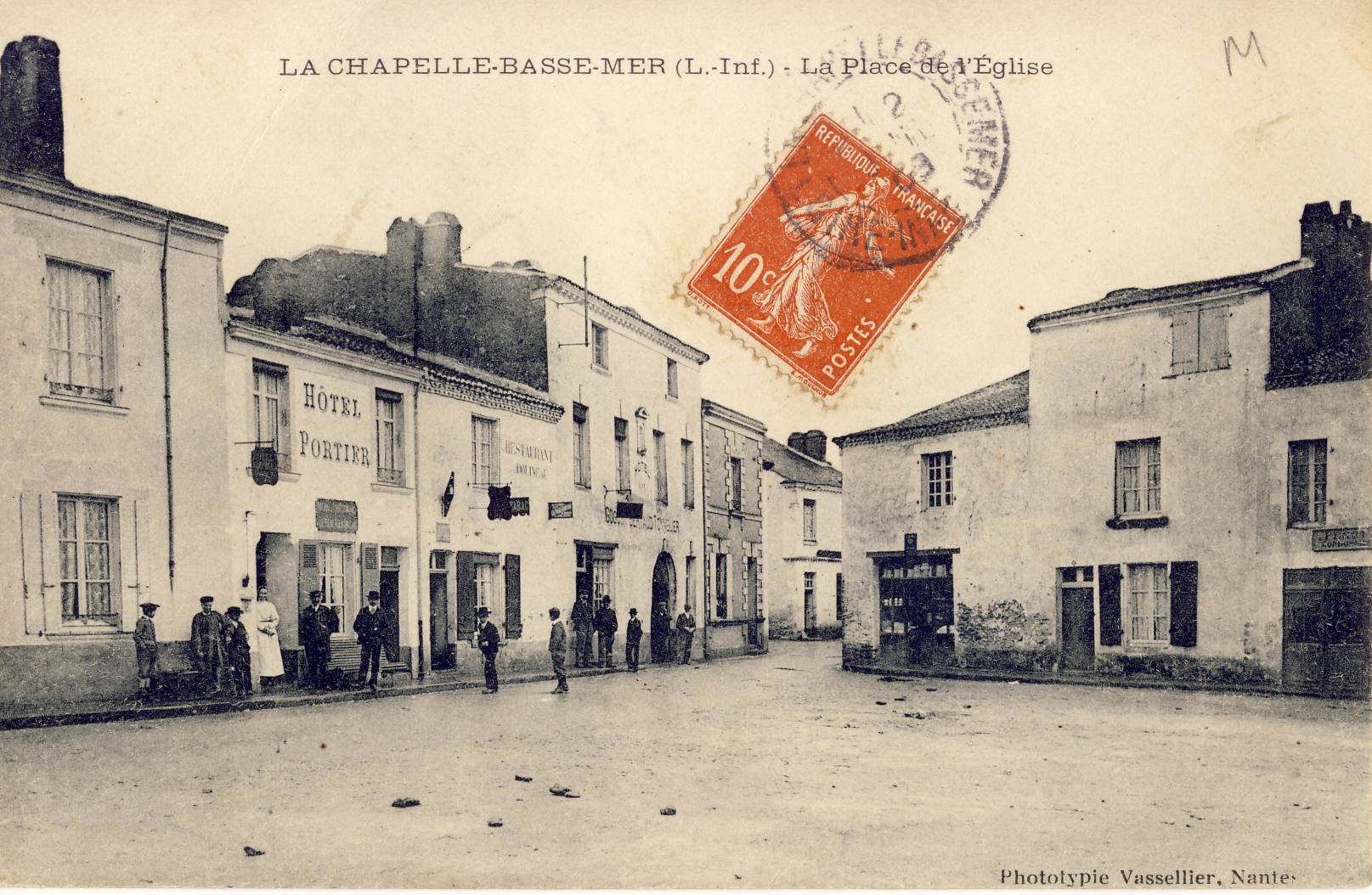 Place de l'église de la Chapelle Basse-Mer