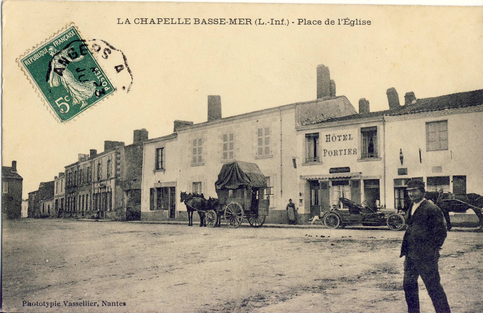 Place de l'église de la Chapelle Basse-Mer