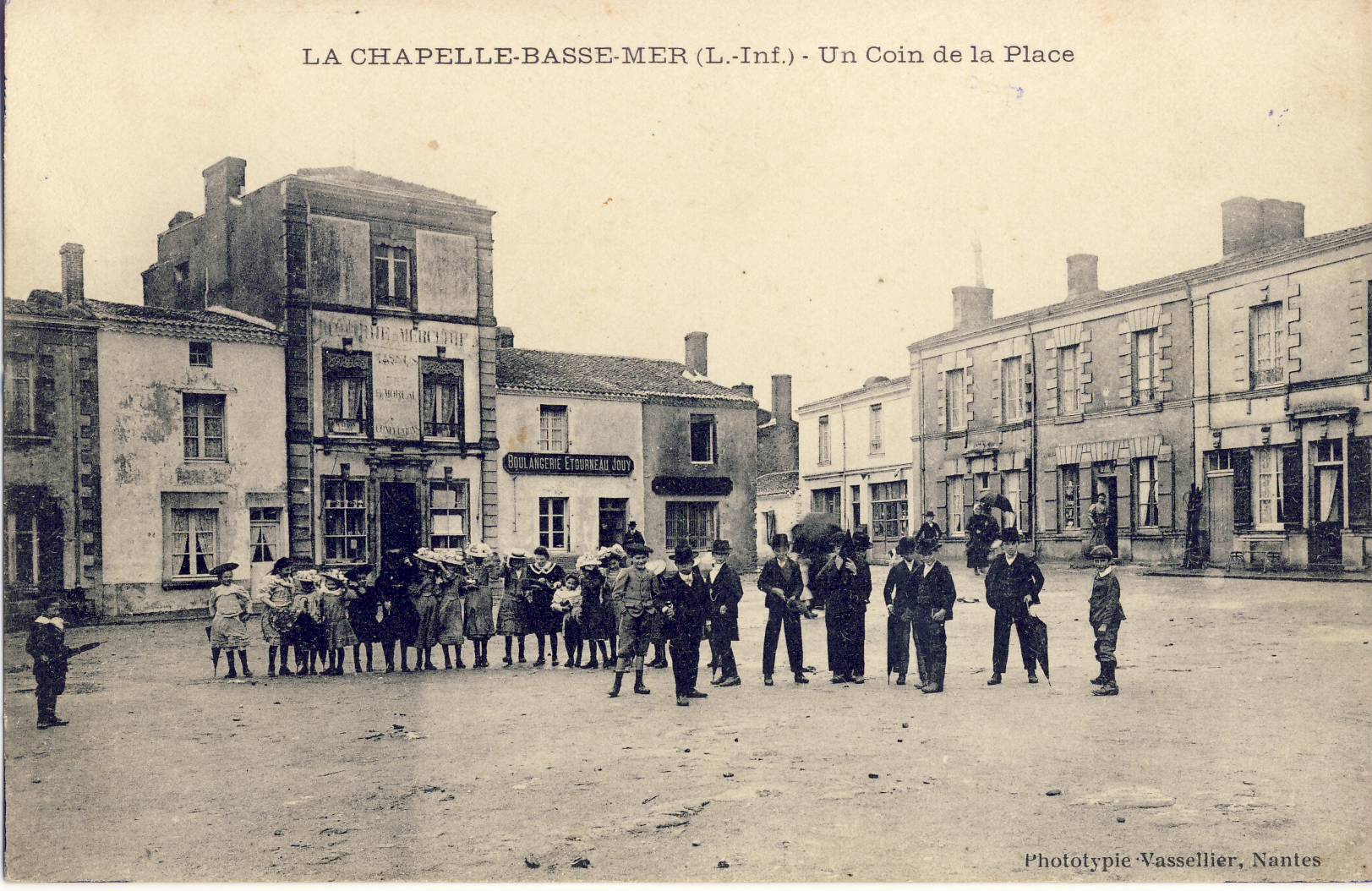 Place de l'église de la Chapelle Basse-Mer