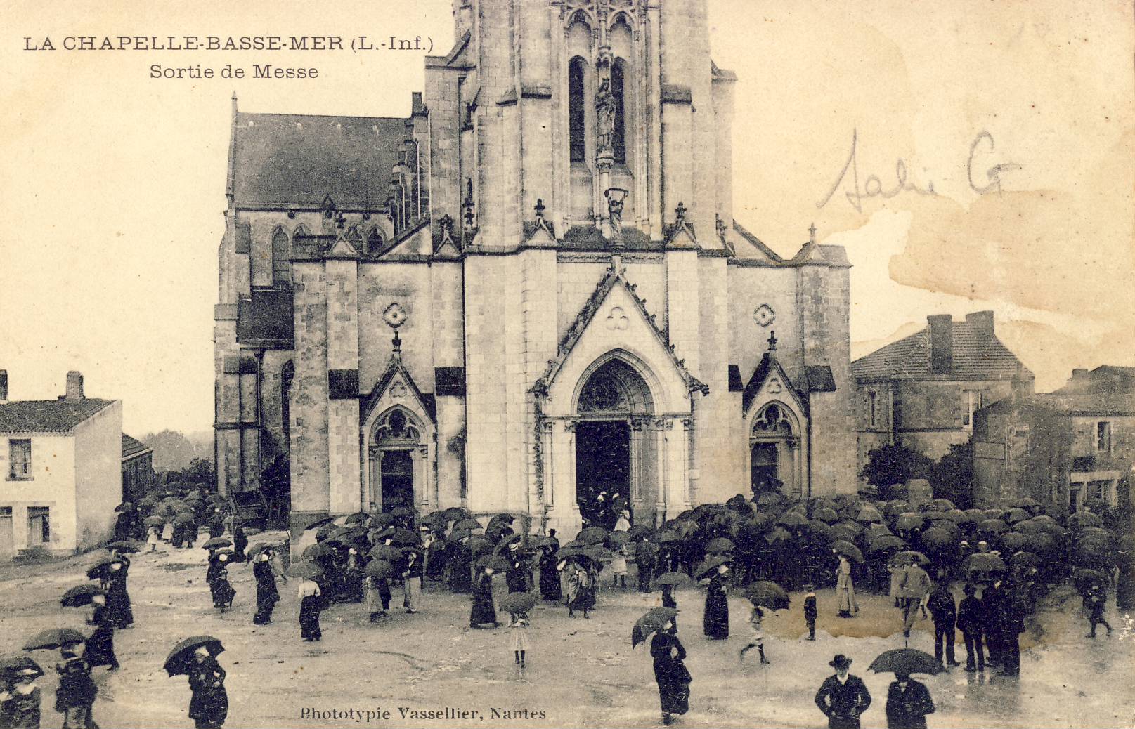 Place de l'église de la Chapelle Basse-Mer, sous la pluie !