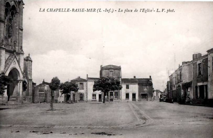 Place de l'église de la Chapelle Basse-Mer