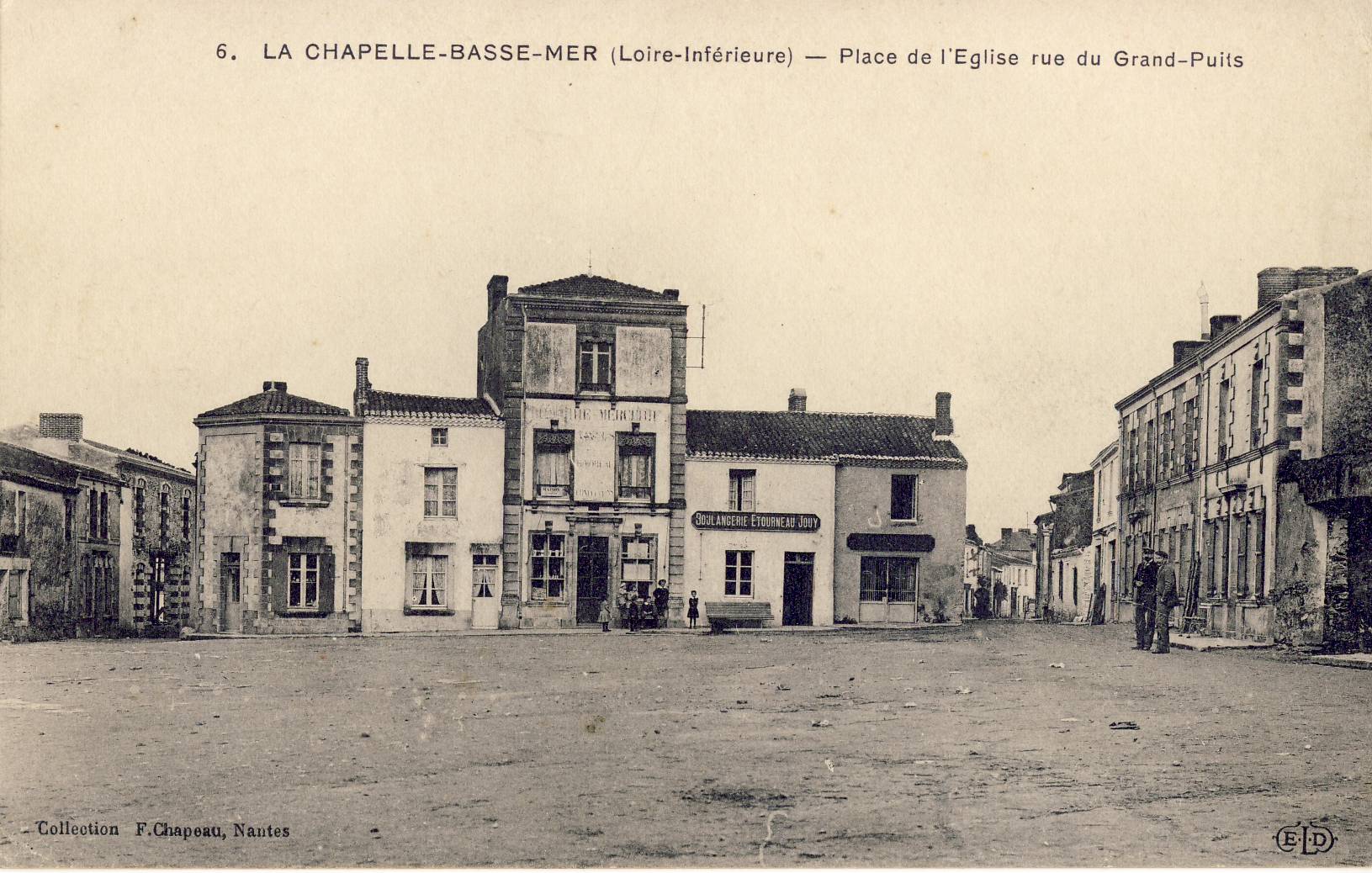 Place de l'église de la Chapelle Basse-Mer