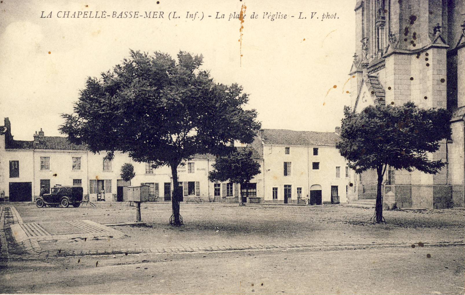 Place de l'église de la Chapelle Basse-Mer