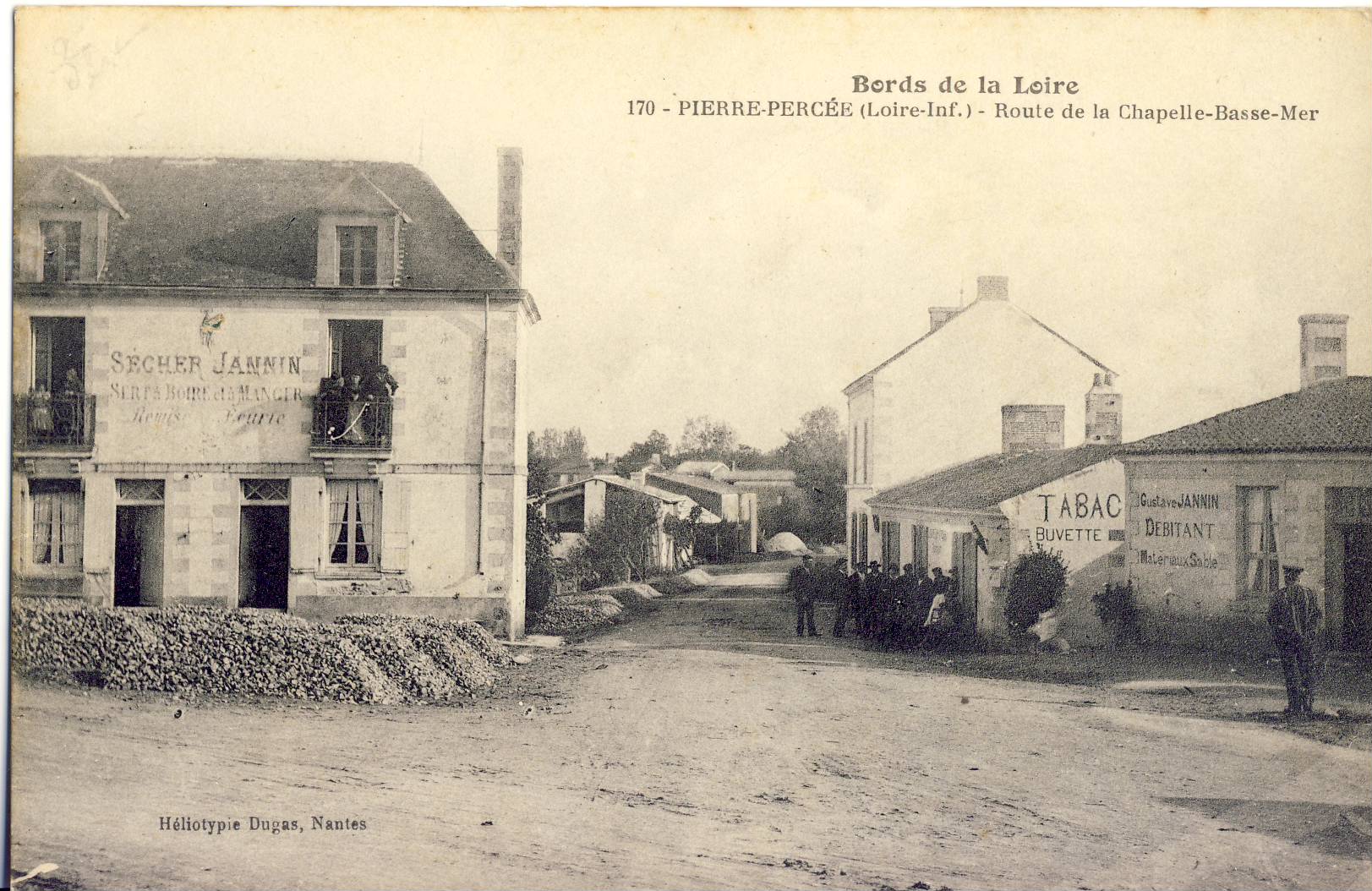 La Pierre Percée, à la Chapelle Basse-Mer