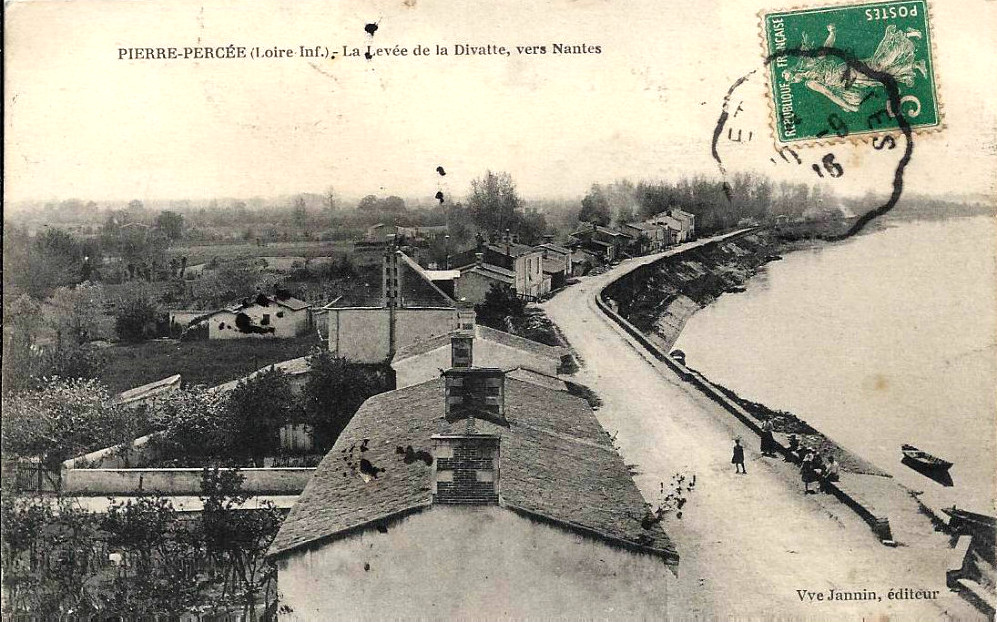 La Pierre Percée, à la Chapelle Basse-Mer