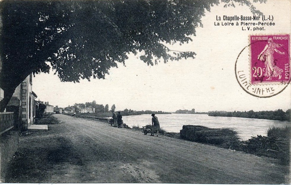 La Pierre Percée, à la Chapelle Basse-Mer